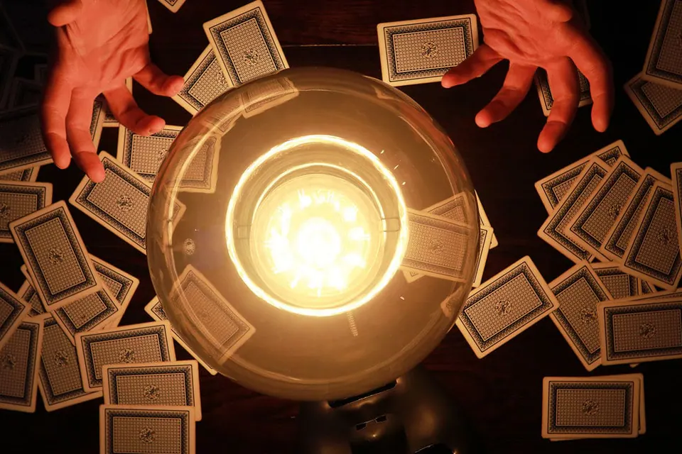 Boule de cristal lumineuse au milieu de cartes étalées