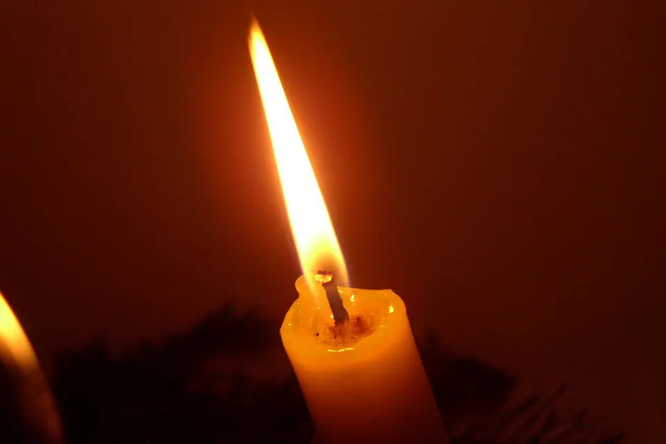 Flamme d'une bougie dans la pénombre