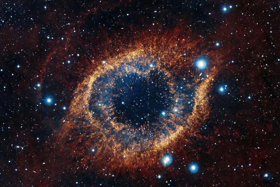 Nébuleuse en forme d'œil au milieu d'un ciel étoilé